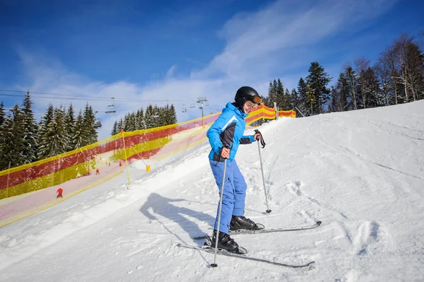 Glückliche junge Skirennläuferin lernt Skifahren — Stockfoto