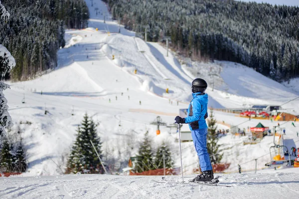 Skifahrerin auf einer Skipiste an einem sonnigen Tag — Stockfoto