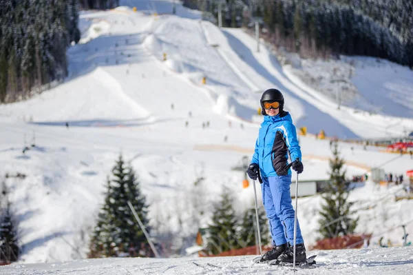 Kobiece narciarz na stoku narciarskim w słoneczny dzień — Zdjęcie stockowe