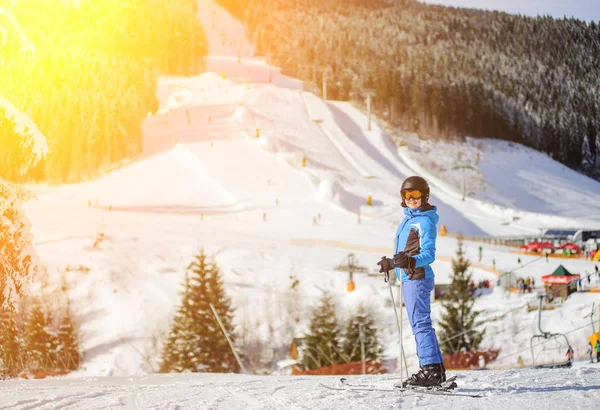Κορίτσι σκιέρ ενάντια στις χιονοδρομικές πίστες και τελεφερίκ στο φόντο — Φωτογραφία Αρχείου