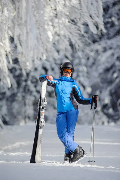 幸福的女人在森林里的滑雪斜坡上滑雪 — 图库照片