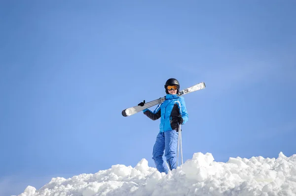 Esquiadora en la cima de la montaña. Concepto de deportes de invierno — Foto de Stock
