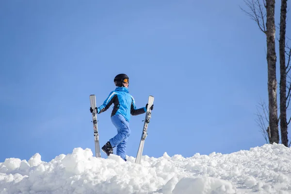 Esquiadora en la cima de la montaña. Concepto de deportes de invierno — Foto de Stock