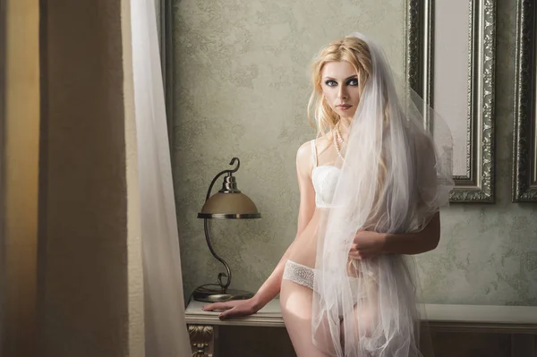 Hermosa novia está usando lencería y velo en el día de la boda —  Fotos de Stock
