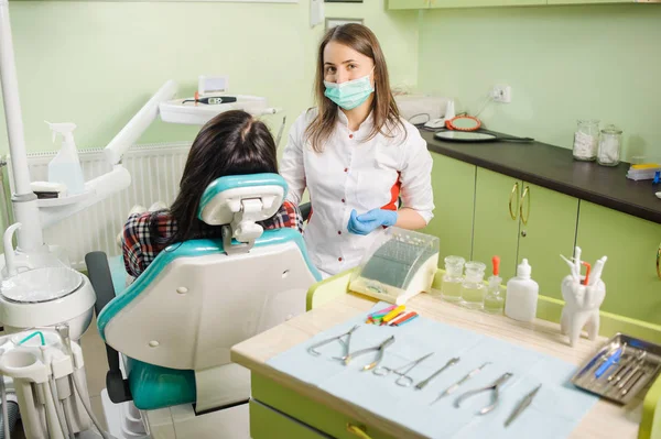 Zahnärztin arbeitet in Zahnklinik mit Patientin — Stockfoto