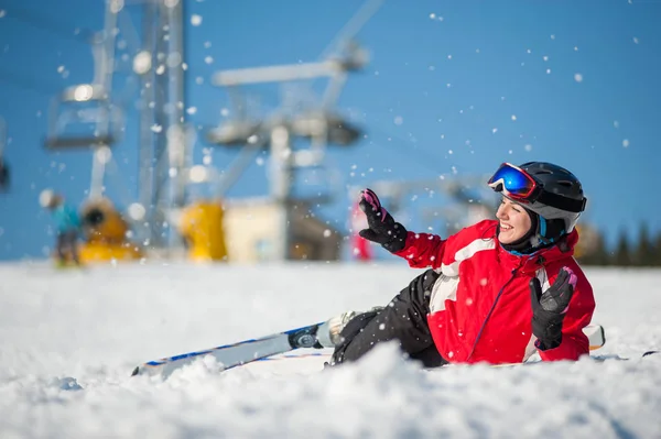 Kvinna skidåkare med ski på winer resort i soliga dag — Stockfoto