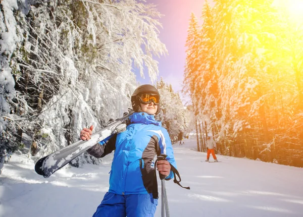 在阳光明媚的一天滑雪斜坡上女滑雪者 — 图库照片