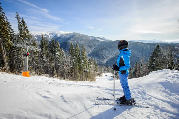 Kvinnliga skidåkare mot skidliften och vinter bergen bakgrund — Stockfoto