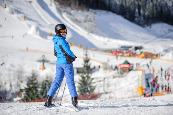 Kvinnliga skidåkare på en skidbacke på en solig dag — Stockfoto