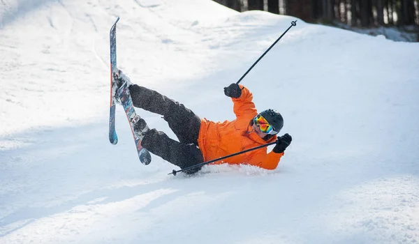 Esquiador cayó en la nieve durante el descenso de la montaña — Foto de Stock
