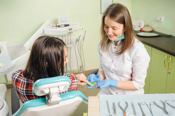 Zahnärztin arbeitet in Zahnklinik mit Patientin — Stockfoto