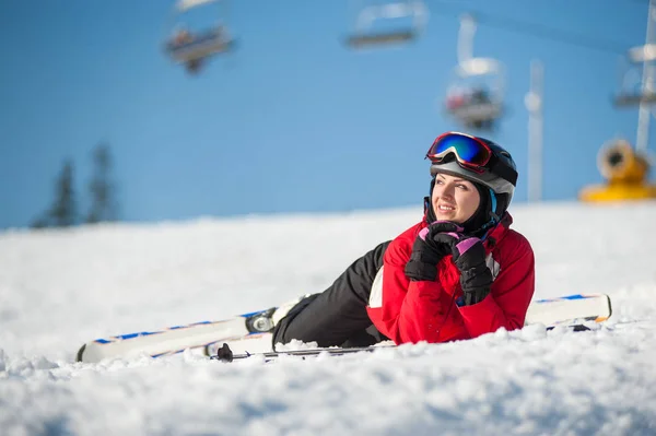 Kvinna skidåkare med ski på winer resort i soliga dag — Stockfoto