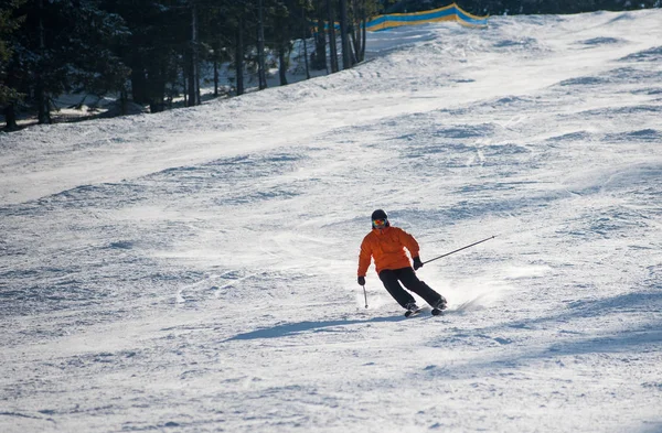 Mannen skidåkare skidåkning nedför på ski resort — Stockfoto
