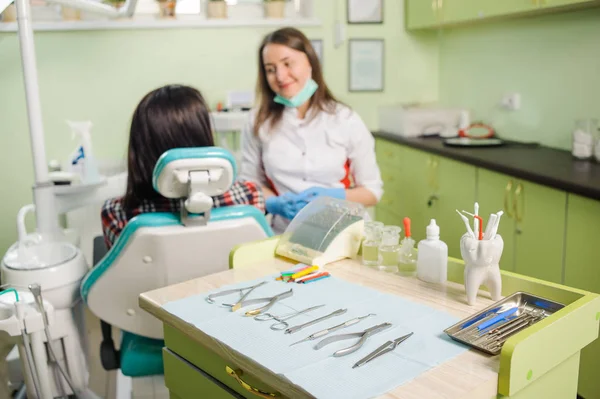 Zahnärztin arbeitet in Zahnklinik mit Patientin — Stockfoto