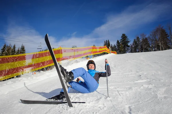 Unga kvinnliga skidåkare efter nedgången på bergssluttning — Stockfoto