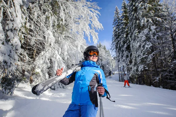 ผู้หญิงมีความสุขนักสกีบนความชันสกีในป่า — ภาพถ่ายสต็อก
