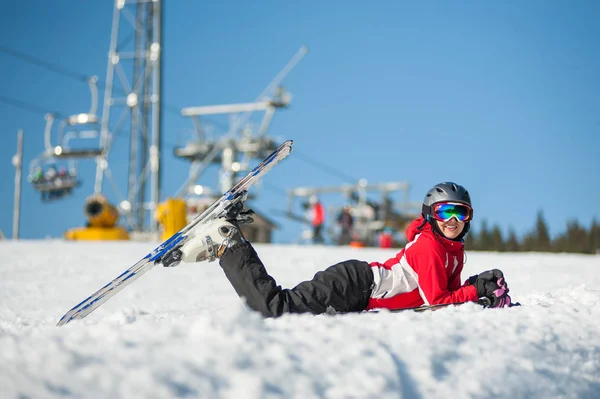 Горнолыжник с лыжами на винном курорте в солнечный день — стоковое фото