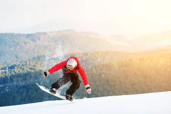 Mannelijke boarder op zijn snowboard in winer resort — Stockfoto