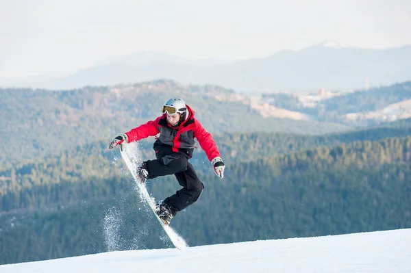 Pensionista masculino em seu snowboard em Winer Resort — Fotografia de Stock