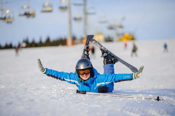 Jonge vrouw skiër na de val op de berghelling — Stockfoto