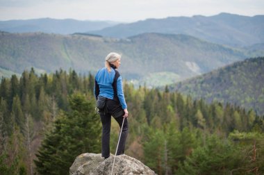 Rock ekipmanları tırmanma tepe üzerinde kadın dağcı