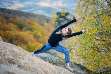 Sportif uygun kadın pratik yoga dağın tepesinde