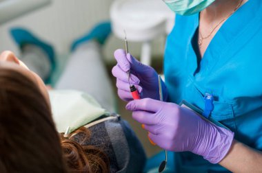 Doktor tedavisi için bileşik bir çimento holding