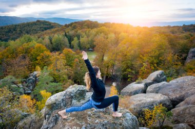 Sportif uygun kadın pratik yoga dağın tepesinde
