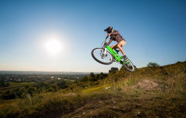 Yokuş aşağı dağ bisikleti tepe üzerinde sürme bisikletçi