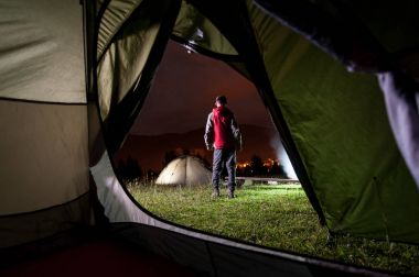 Turist kamp yakın duran bir çadırın içinde görüntülemek