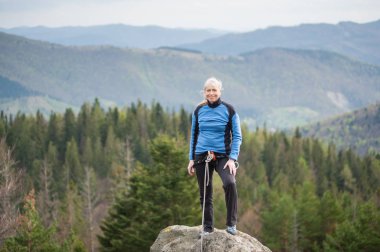 Rock ekipmanları tırmanma tepe üzerinde kadın dağcı