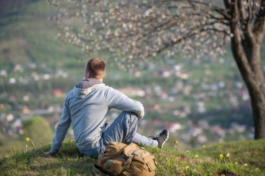 Seyahat etmek sırt çantası tepe üzerinde genç adamla