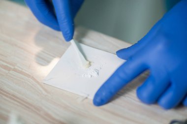 Profesyonel diş hekimi dolgu malzemesi stomatology klinikte karıştırma