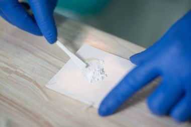 Profesyonel diş hekimi dolgu malzemesi stomatology klinikte karıştırma
