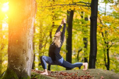 Sportif genç kadın yoga uygulamak