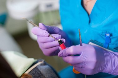 Doktor tedavisi için bileşik bir çimento holding