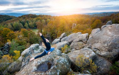 Sportif uygun kadın pratik yoga dağın tepesinde