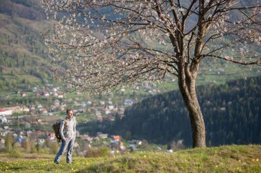 Seyahat etmek sırt çantası tepe üzerinde genç adamla