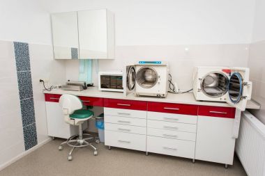 Sterilizasyon odasında diş hekimliği çalışma alanı