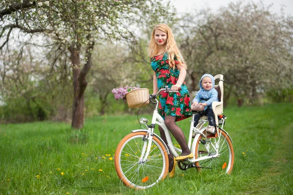 금발 여성 승마 시 자전거 자전거의 자에 아기와 함께 — 스톡 사진