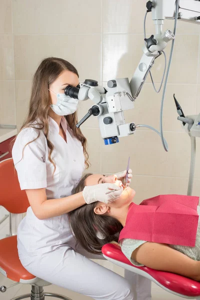 Zahnärztin in ihrem Büro behandelt Patientin — Stockfoto