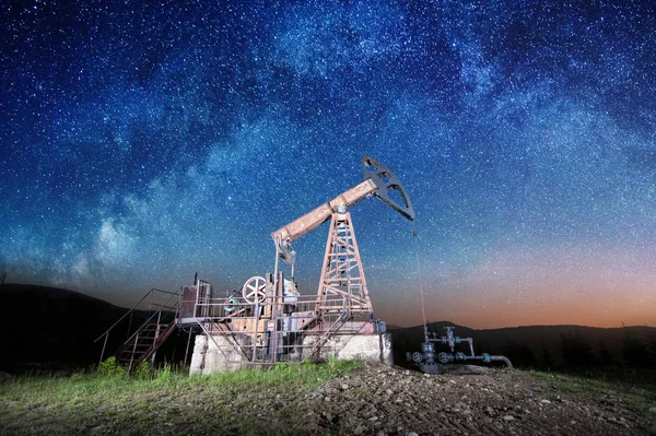 Αντλία λαδιού στον τομέα του πετρελαίου, μέσα στη νύχτα — Φωτογραφία Αρχείου