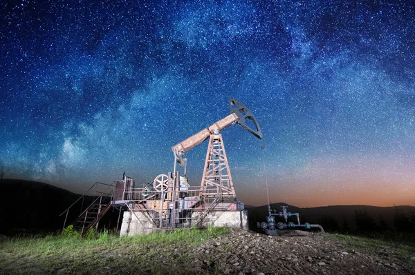 Pompa dell'olio sul campo petrolifero di notte — Foto Stock