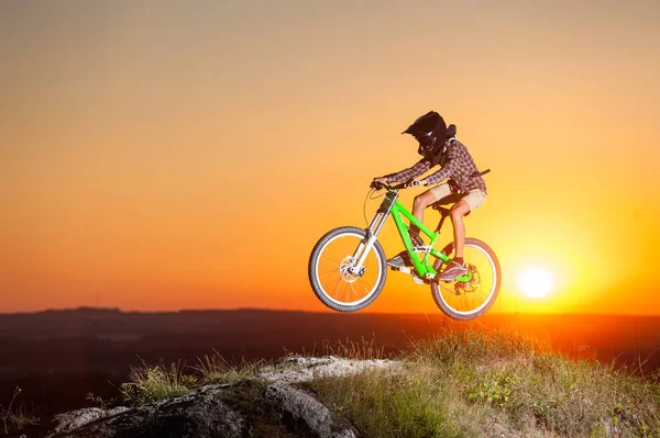 Radfahrer auf dem Mountainbike bergab auf dem Hügel — Stockfoto