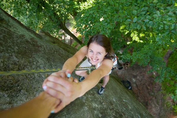 Rockclimber 산의 상단에 도달 여성 산악인에 도움 — 스톡 사진