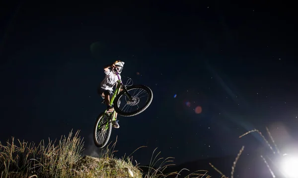 Radfahrer auf dem Mountainbike bergab auf dem Hügel — Stockfoto