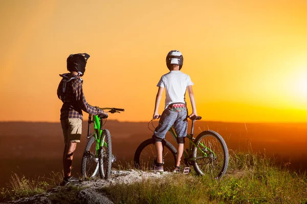 Radfahrer mit Mountainbikes am Abend auf der Schanze — Stockfoto