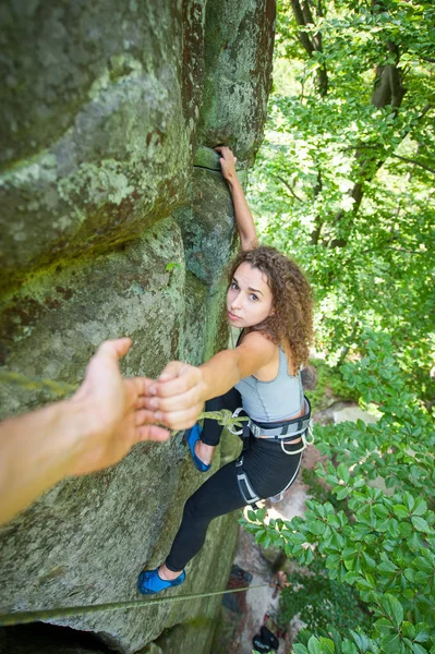 登山家の山のピークに達し、女性登山家を支援 — ストック写真