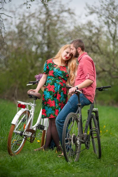 Любящая молодая пара с велосипедами — стоковое фото