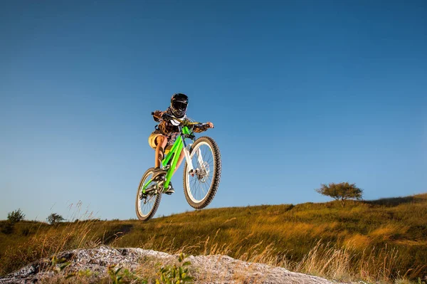 Ciclista in discesa in mountain bike in collina — Foto Stock